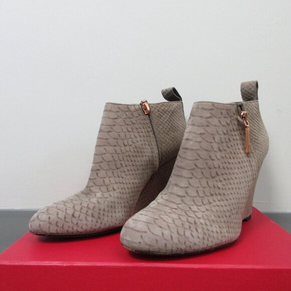 Clarks Lorenzo Women 7 Brown Ankle Boots Booties Wedge Heels Snake Suede 566 - Picture 1 of 11